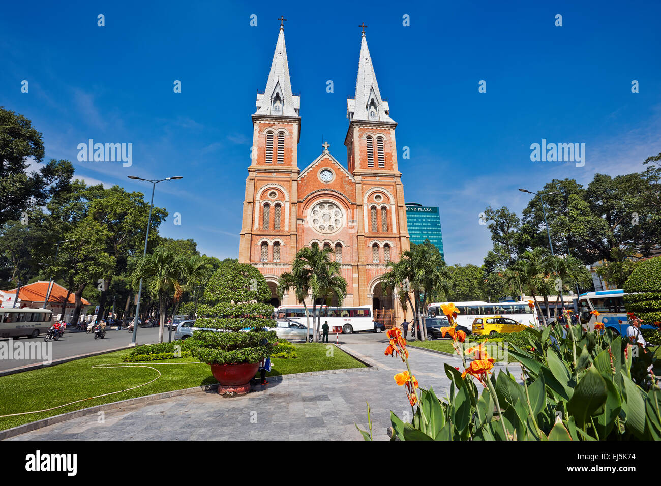 Facciata della cattedrale di Notre Dame Basilica di Saigon, a Ho Chi Minh City, Vietnam. Foto Stock