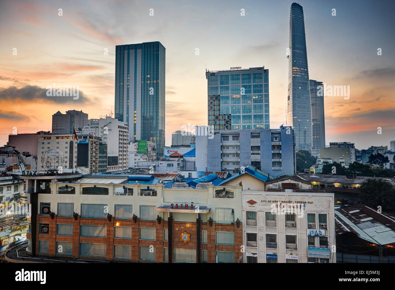 Vista in elevazione di edifici ad alta nel distretto 1 di sunrise. La città di Ho Chi Minh, Vietnam. Foto Stock