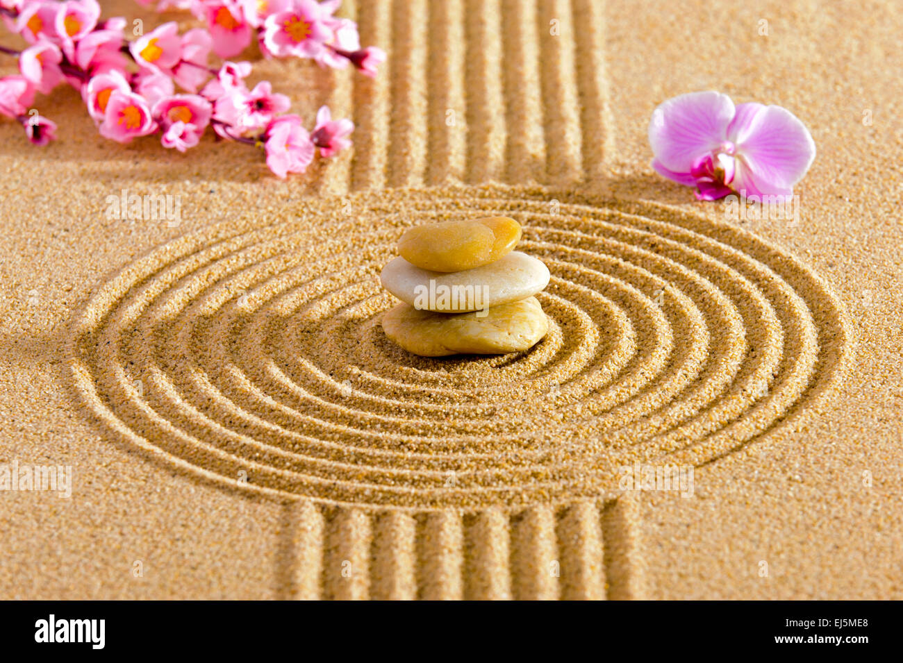 ZEN giapponese con giardino feng shui e pietre impilate in sabbia Foto Stock