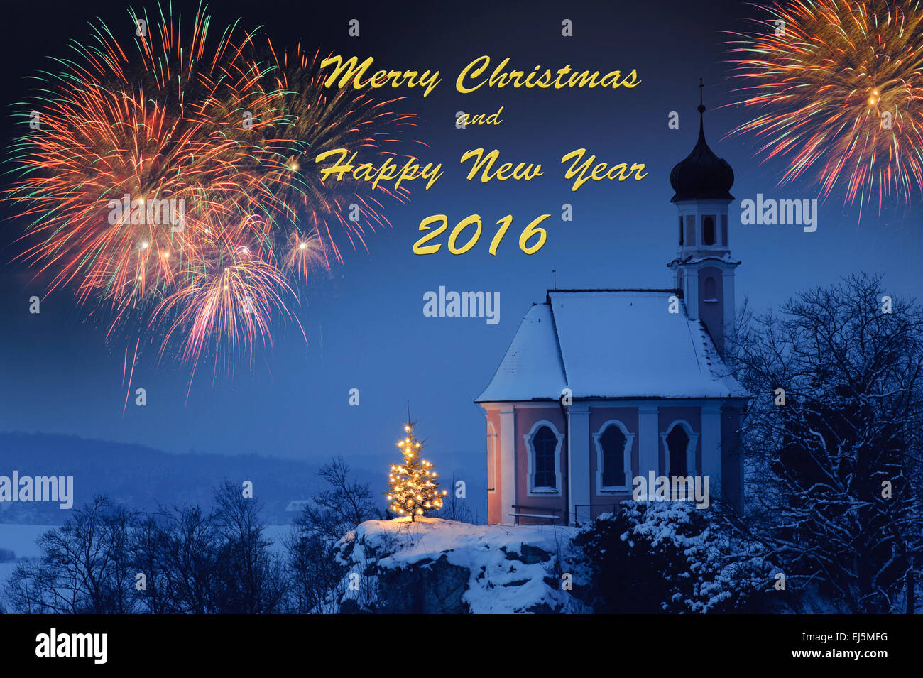 Felice anno nuovo 2016 con romantica cappella di Natale con albero illuminato e fuochi d'artificio in Baviera Foto Stock