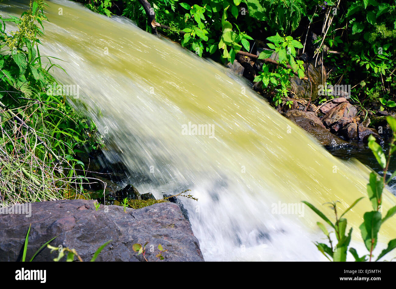 Il flusso di acqua che viene scaricata nel fiume Foto Stock