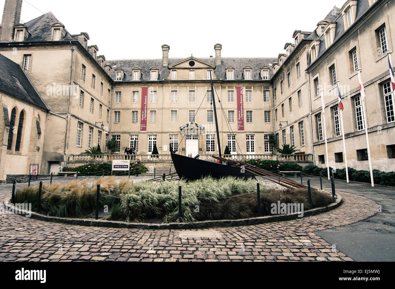 Il famoso Arazzo di Bayeux, effettivamente un grande pezzo di illustrazione ricamata, è alloggiato in questo museo di Bayeux, in Normandia. Foto Stock