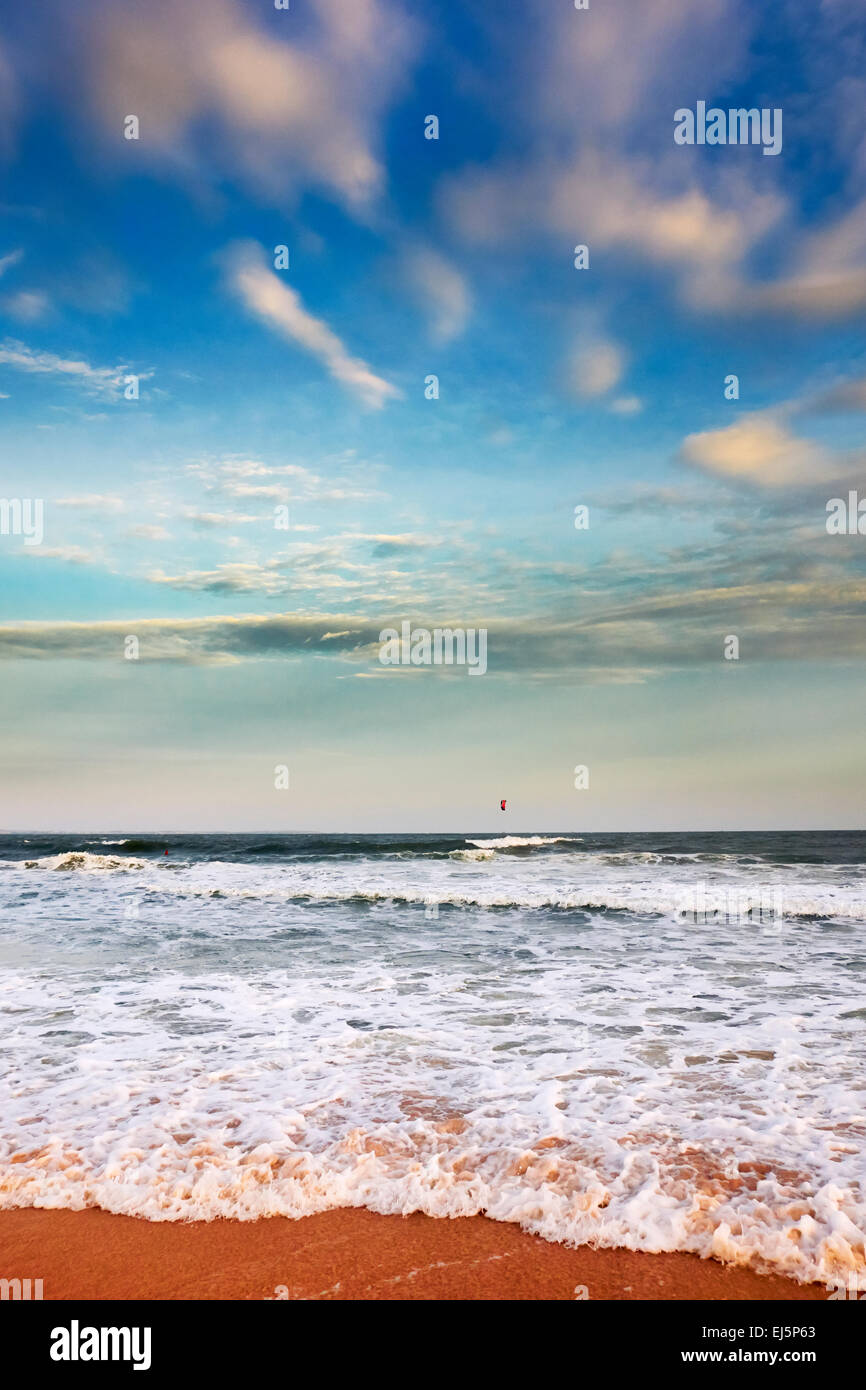 Oceano onde pounding su mui Ne Beach. Mui Ne, Binh Thuan Provincia, Vietnam. Foto Stock