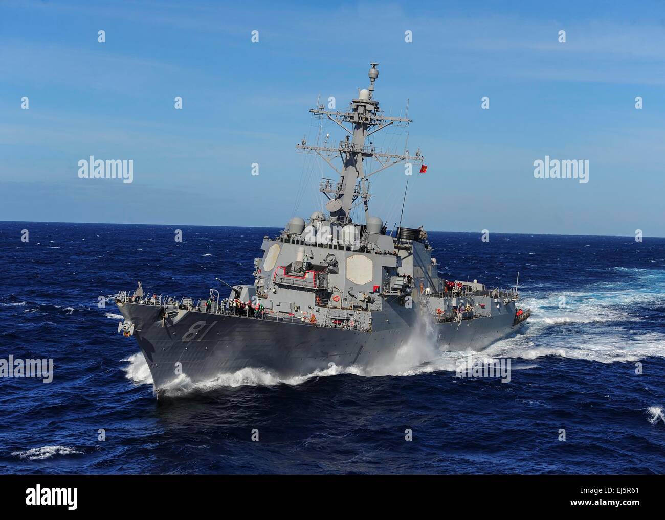 US Navy Arleigh Burke-class guidato-missile destroyer USS Winston S. Churchill in mare mosso durante il sesto le operazioni di flotta 16 marzo 2015 nell'Oceano Atlantico. Foto Stock