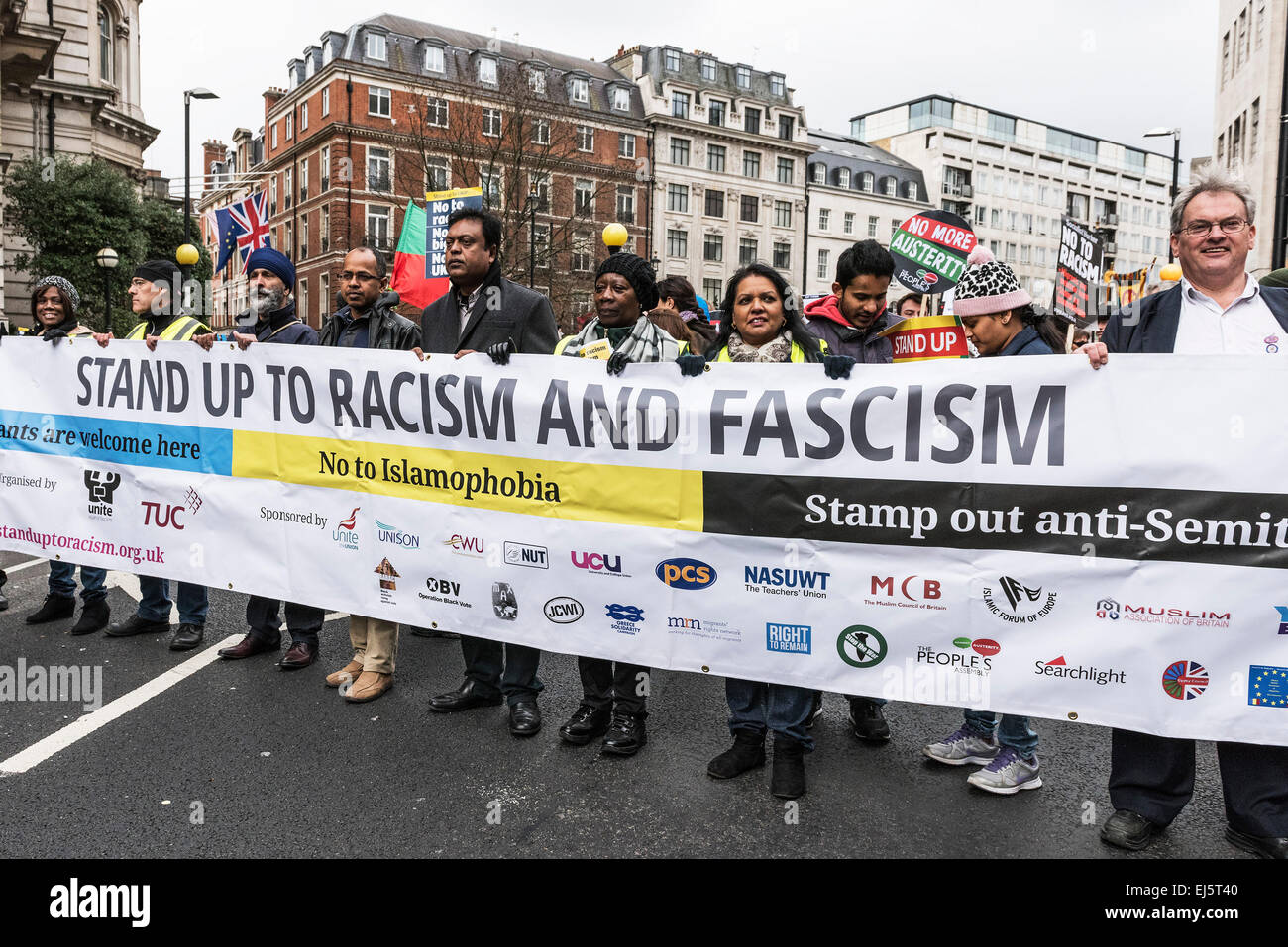 Una manifestazione nazionale contro il razzismo e il fascismo organizzato da Stand fino al razzismo. Foto Stock