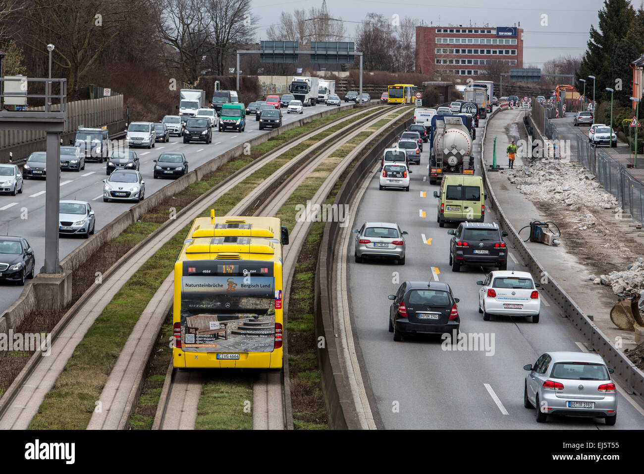 Bus guidato via, nel mezzo dell'autostrada A40, a Essen, Germania Foto Stock