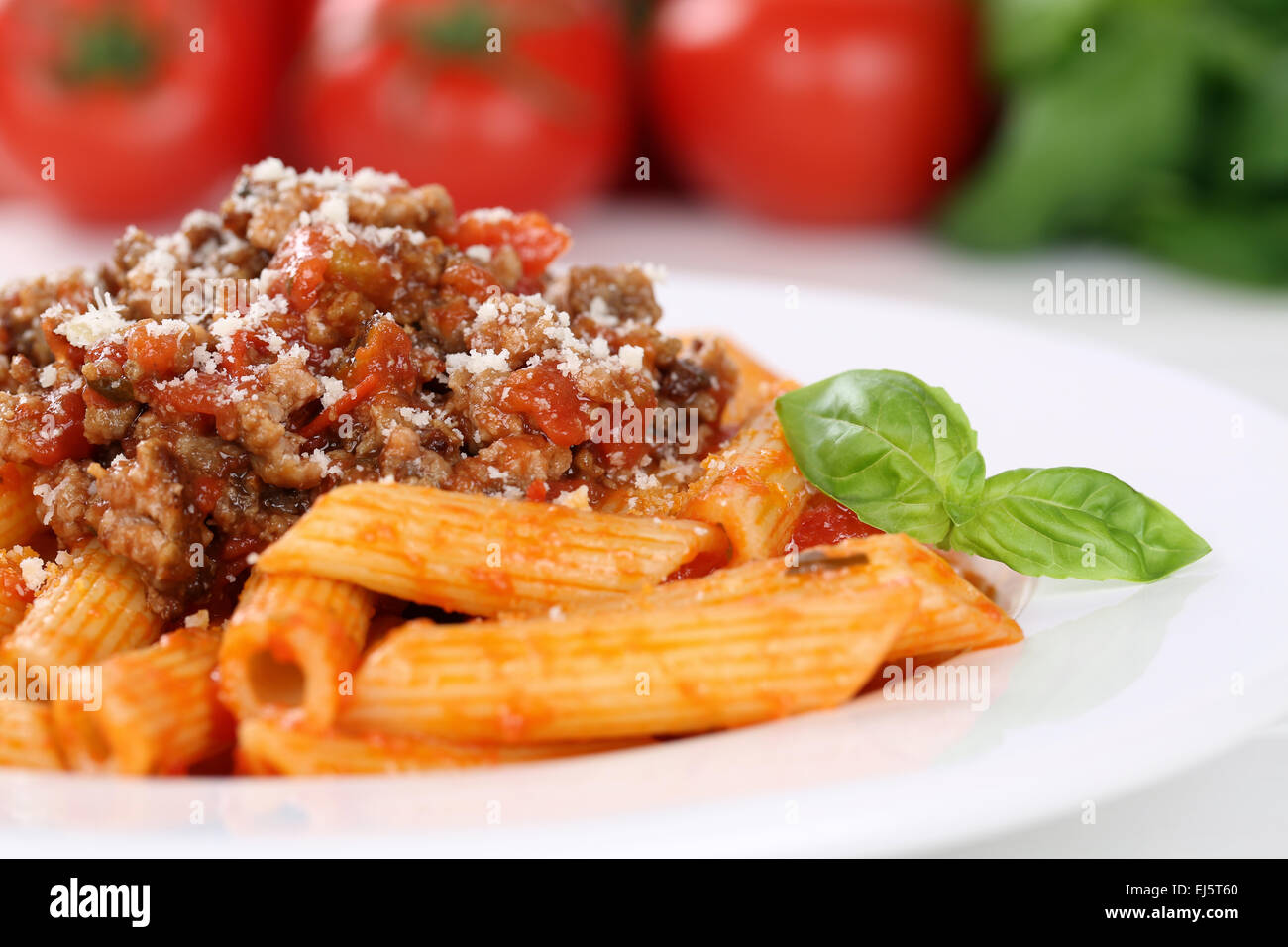 Penne Rigate Bolognese o la salsa bolognese tagliatelle pasta pasto su una piastra Foto Stock