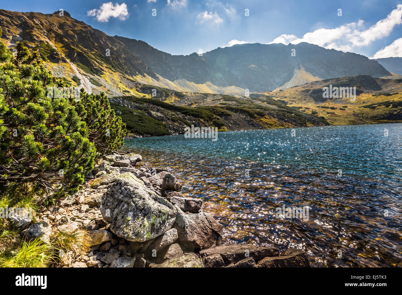 Lago di montagna in 5 laghi della valle di Tatra, Polonia. Foto Stock