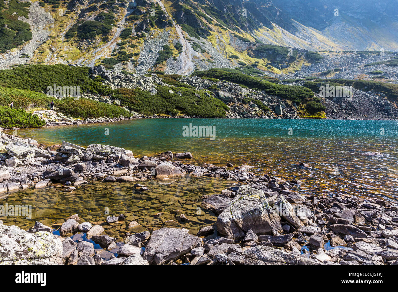 Lago di montagna in 5 laghi della valle di Tatra, Polonia. Foto Stock