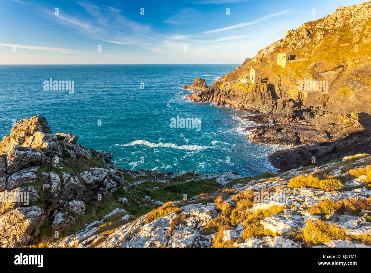 La corona del motore pearced case sulla scogliera a Botallack sul vicino a St appena Cornwall Inghilterra UK Europa Foto Stock