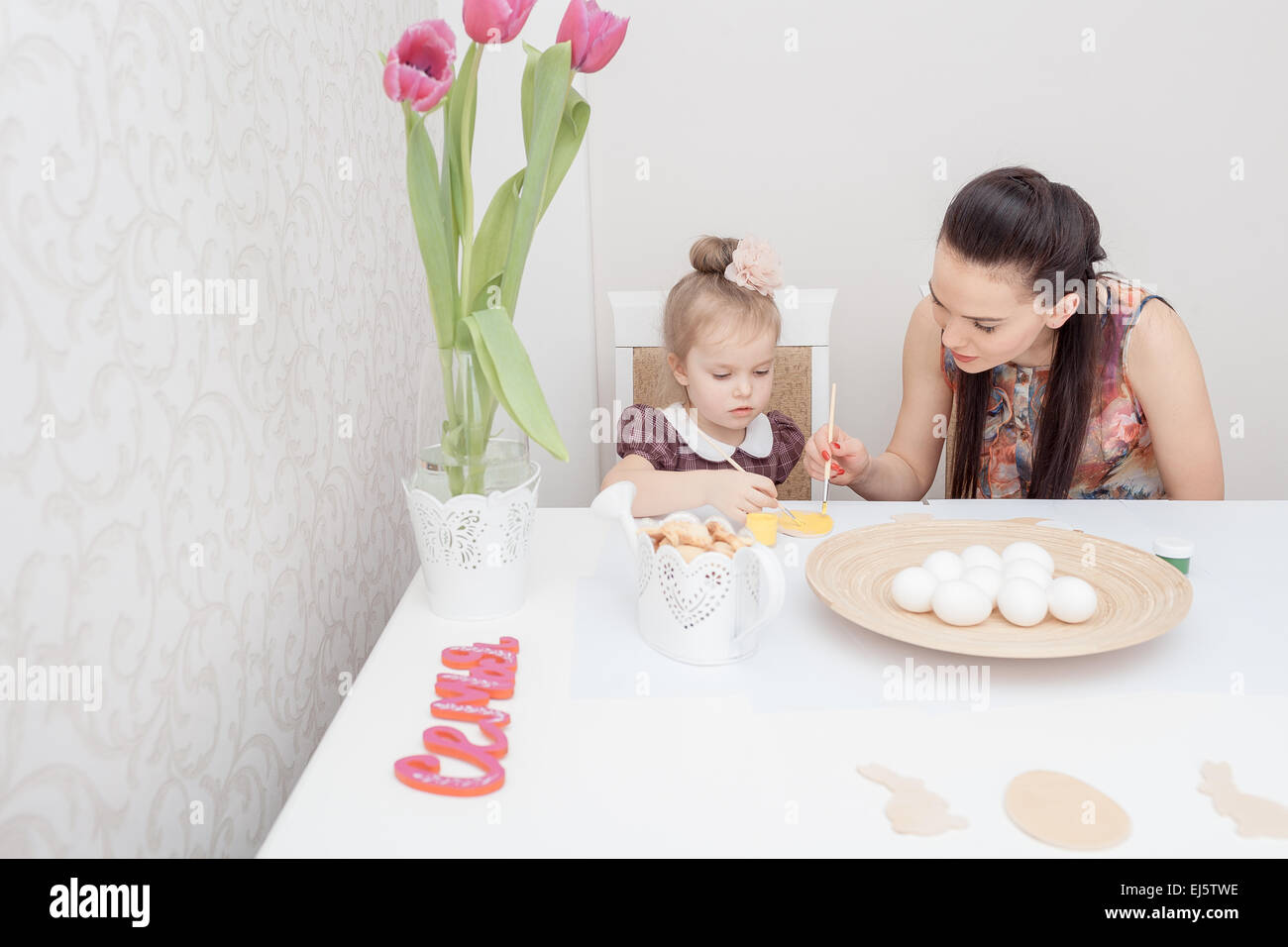 Madre e figlia con le uova di Pasqua Foto Stock