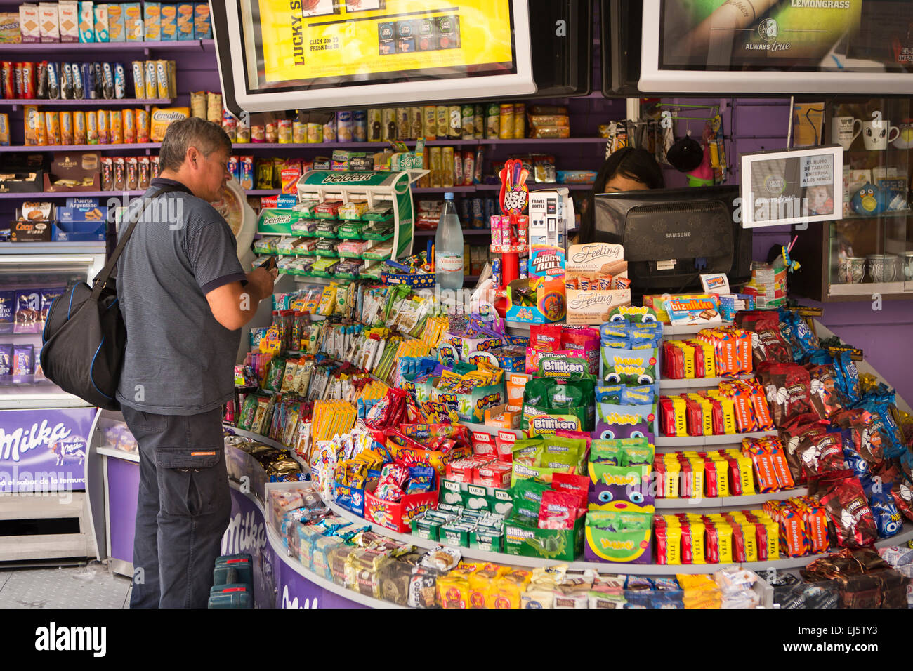 Argentina, Buenos Aires, Parque del Retiro, Suipacha, dolciumi e caramelle sul contatore di angolo di strada shop Foto Stock