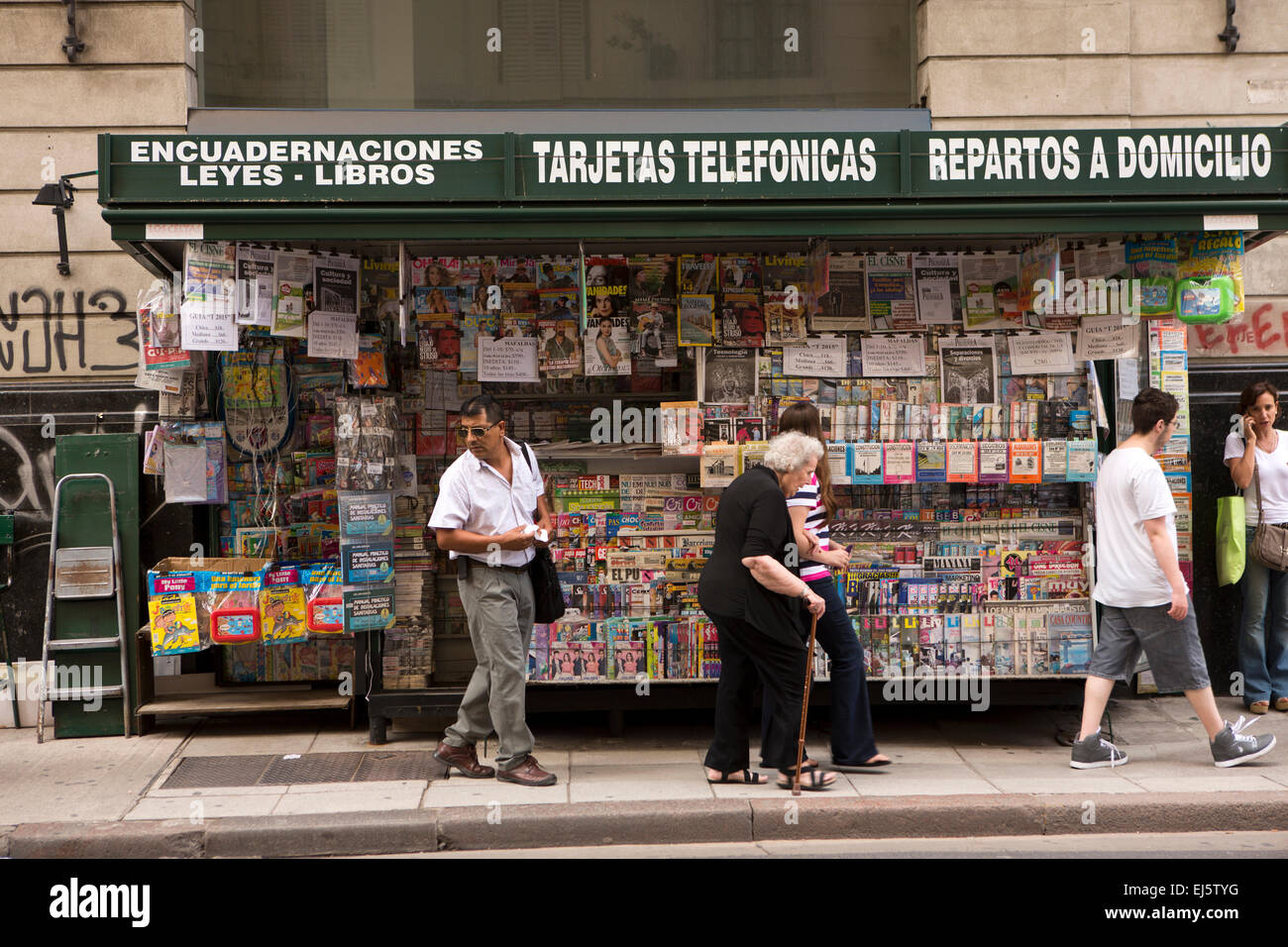 Argentina, Buenos Aires, Parque del Retiro, news fornitore, molti double come illegale cambio valuta stand Foto Stock