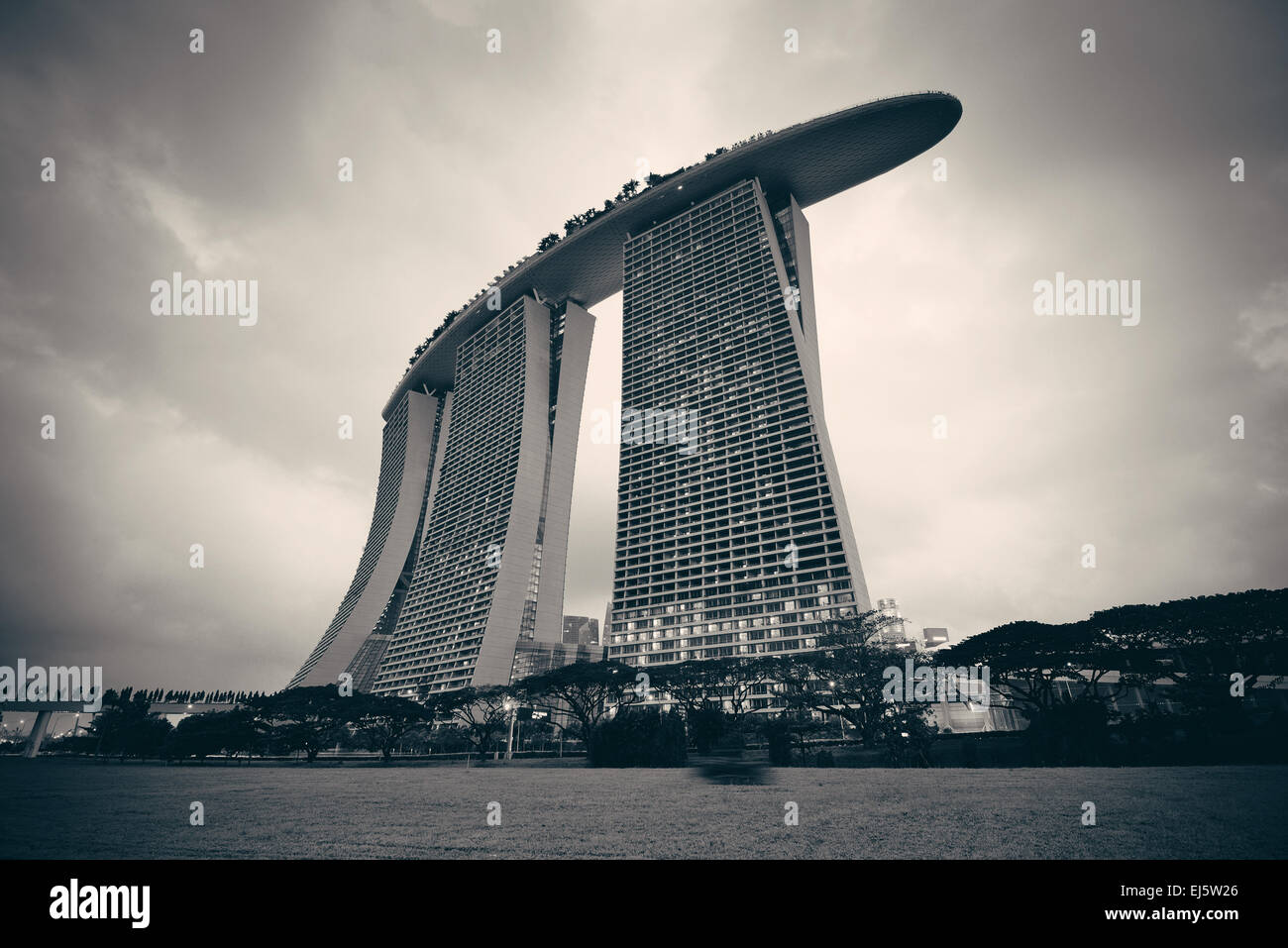 SINGAPORE - APR 5: Marina Bay sands hotel closeup il 5 aprile 2014 a Singapore. Si tratta di tutto il mondo più costoso edificio con Foto Stock