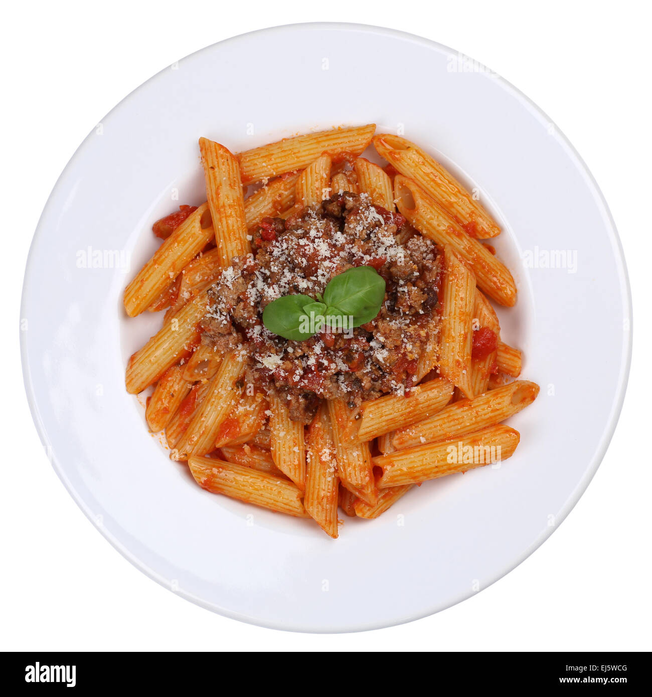 Penne Bolognese o la salsa bolognese tagliatelle pasta pasto isolato su una piastra da sopra Foto Stock