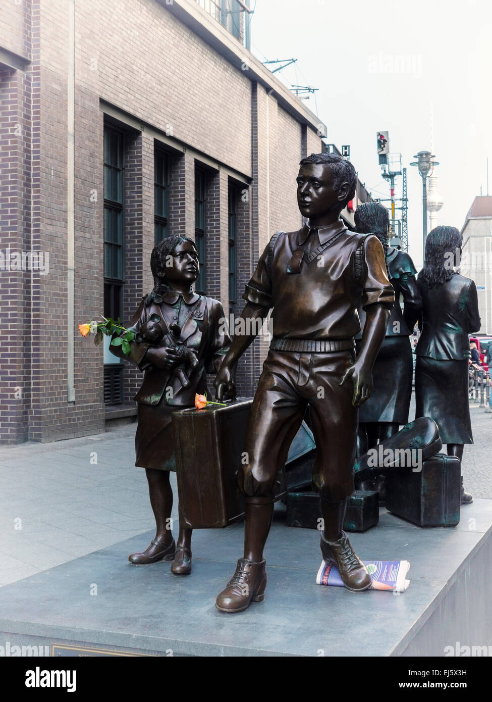 Mitte, Berlino, Germania. Scultura in bronzo "Kindertransport" di Frank Meisler, memoriale per il trasporto dei bambini, bambini fuori dalla stazione di Friedrichstrasse Foto Stock