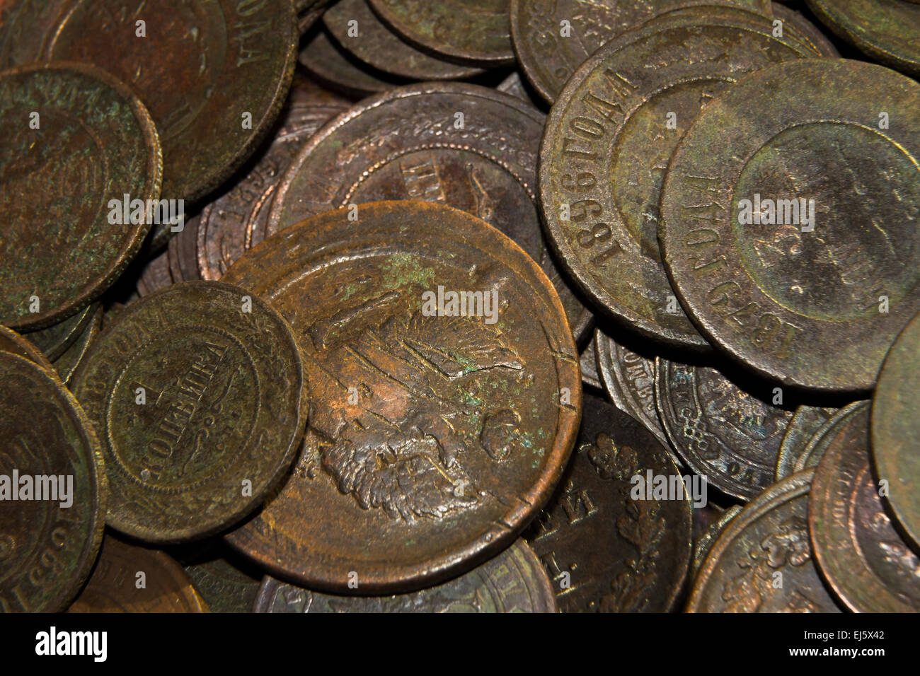 Vecchie monete di rame dell'impero russo in ossidi di forte Foto Stock