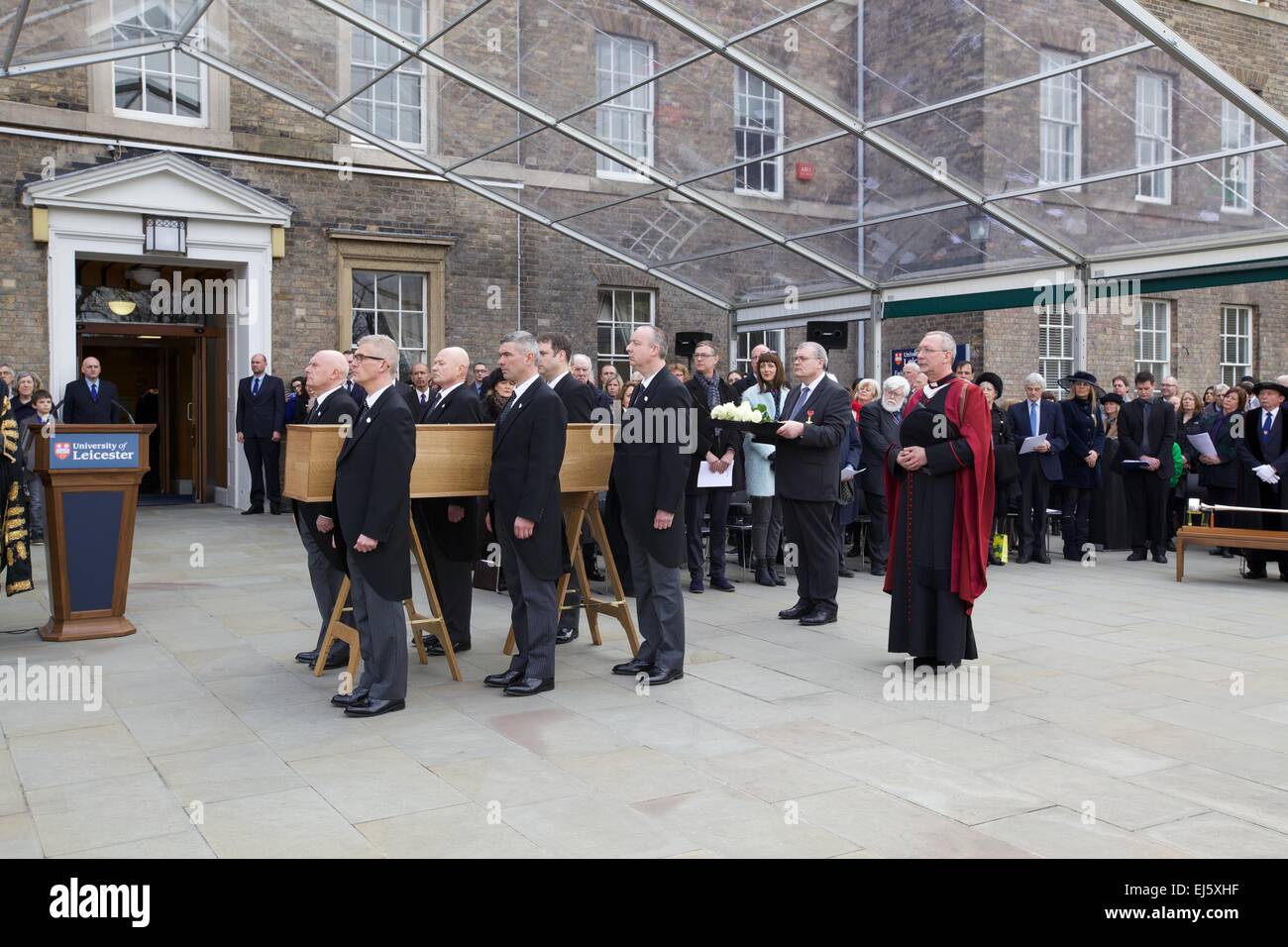 Leicester, Regno Unito. Xxii marzo, 2015. La partenza delle spoglie mortali del re Richard III dall'Università di Leicester. Revd Canon Dr Stephen Foster, coordinamento di Chaplin all'Università di Leicester (anteriore destro) sovrintende il trasferimento del feretro in attesa di funebre. Credito: Michael Buddle/Alamy Live News Foto Stock