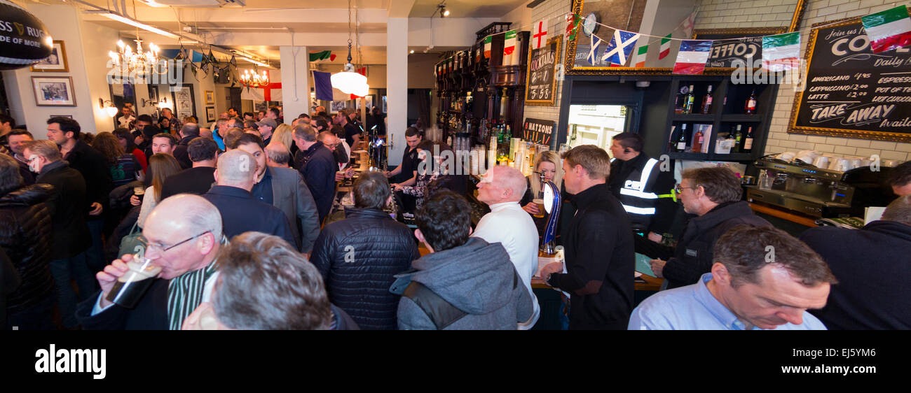 Rugby folla ventola / ventole a occupato affollato bar - l'Orso pub / public house. Twickenham UK; popolare sui giorni di partita. Foto Stock