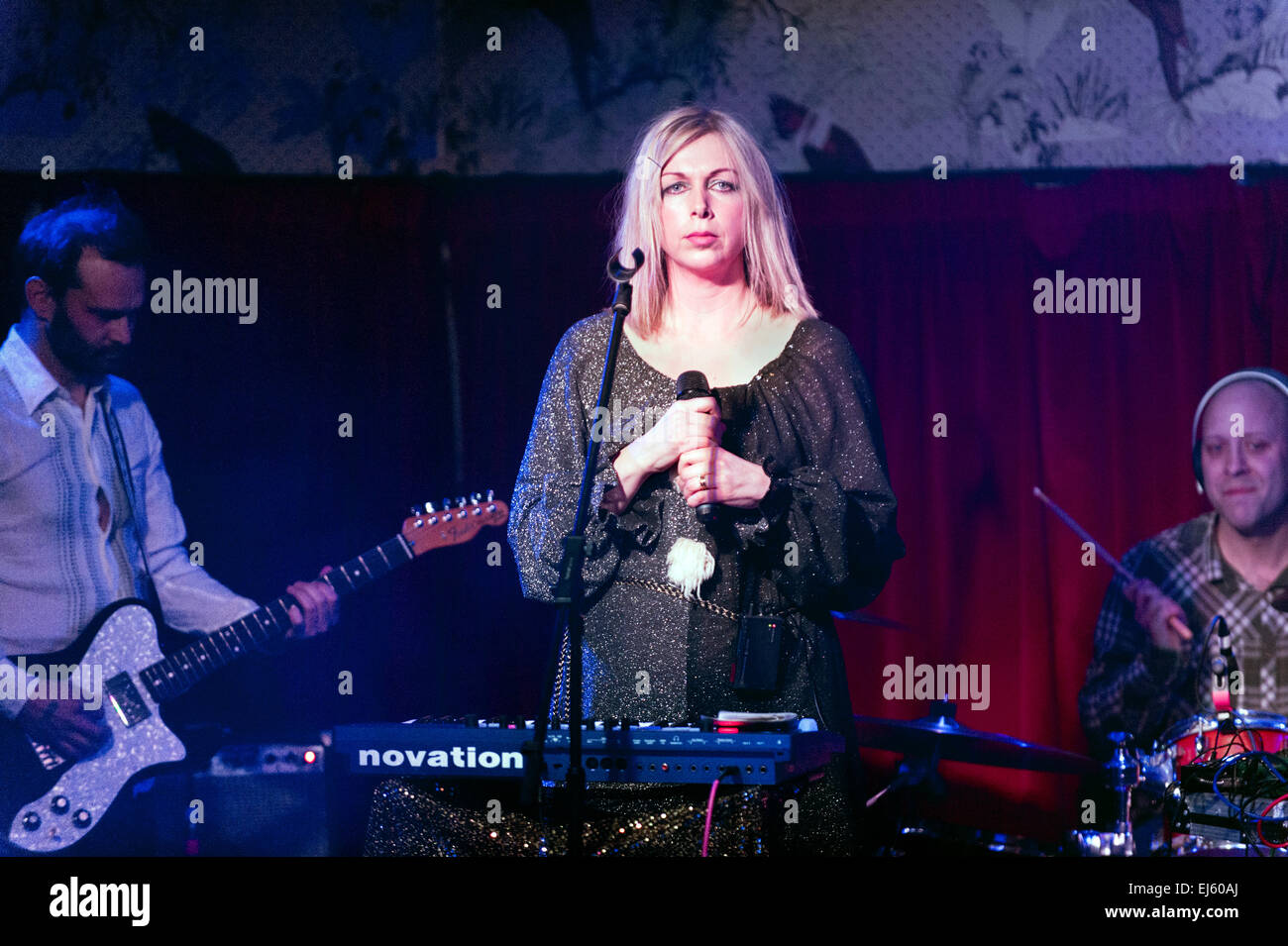 Manchester, Regno Unito. Xxi Mar, 2015. Jane Weaver e la sua band in concerto presso l'Istituto sordi, Manchester Foto Stock