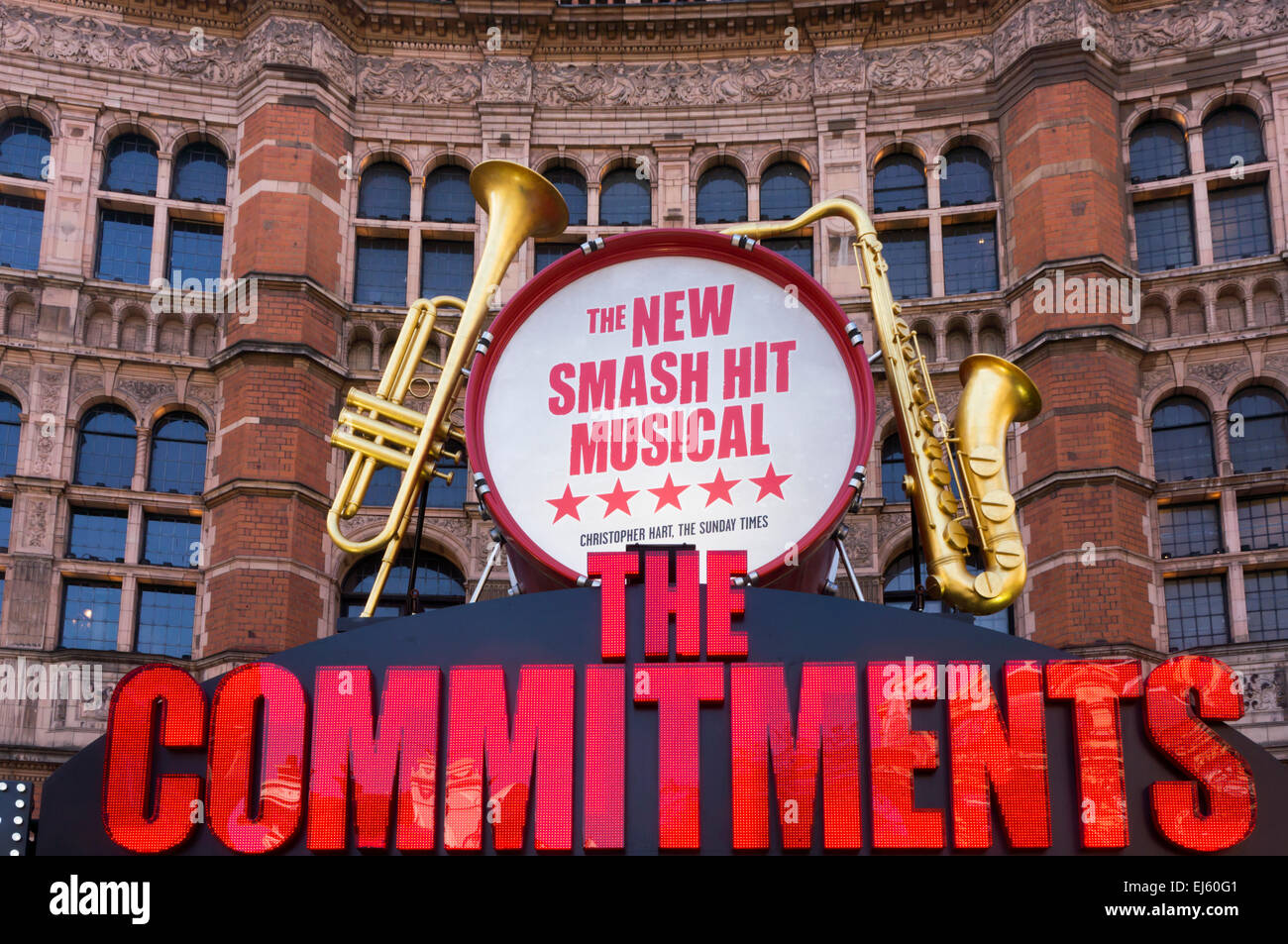 Un annuncio pubblicitario per il musical gli impegni copre la parte anteriore del palazzo del teatro. Foto Stock