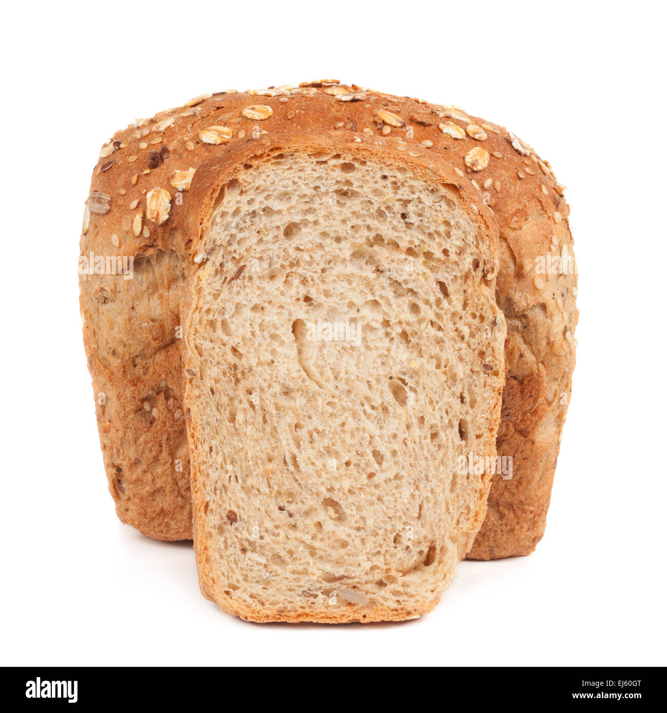 Pane ai cereali isolato su bianco. Una fetta è nella parte anteriore della forma di pane Foto Stock