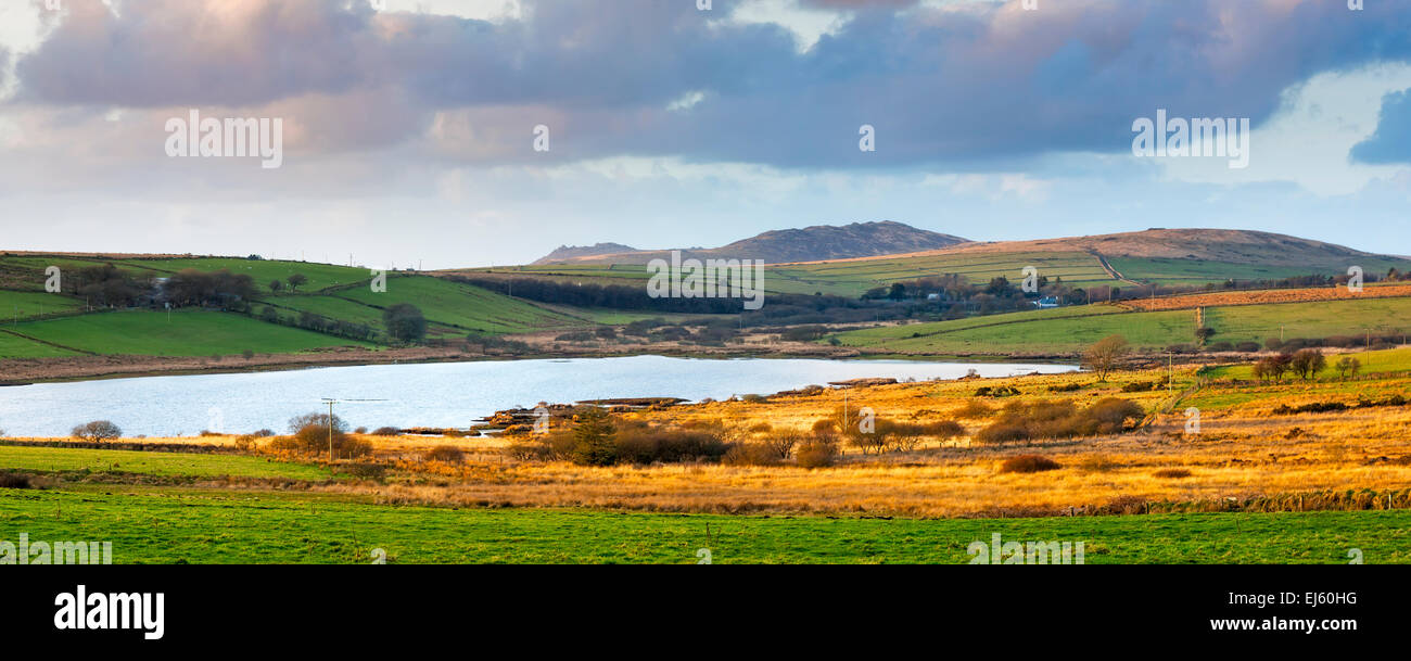 Vista sul lago Colliford con Brown Willy e ruvide Tor colline in lontananza, il più alto e il secondo più alto di punti in Cornovaglia Foto Stock