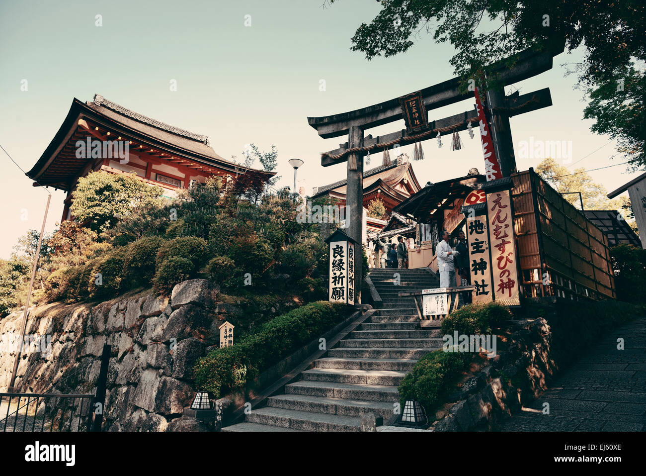 KYOTO, Giappone - 18 Maggio: Jishu Jinja Santuario esterno su maggio 18, 2013 a Kyoto. Ex capitale imperiale del Giappone per più di uno Foto Stock