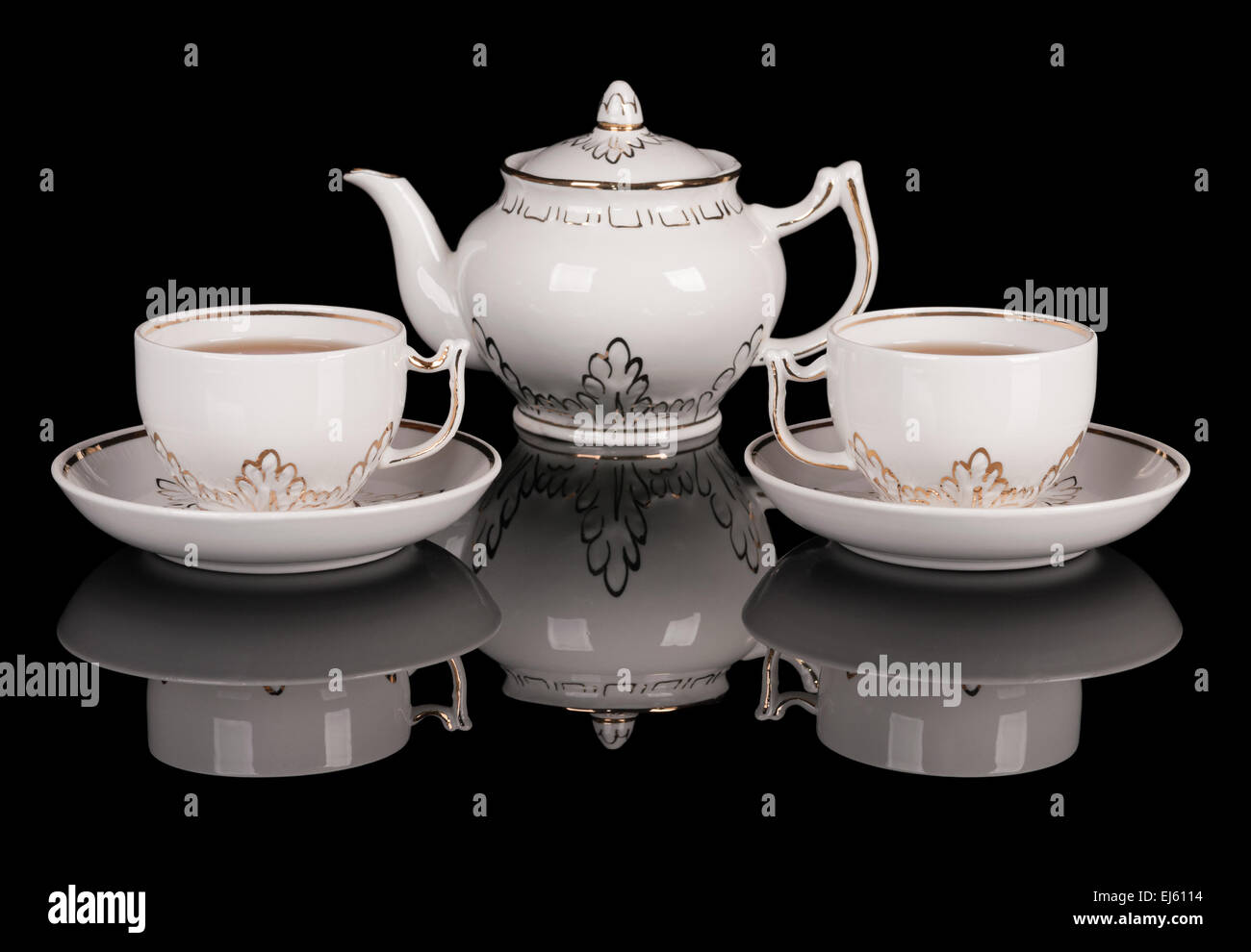 Porcellana Bianca set per il tè nero su sfondo riflettente Foto Stock