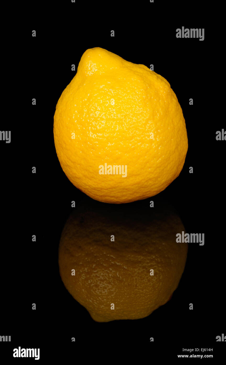 Mature limone sul nero sfondo riflettente Foto Stock