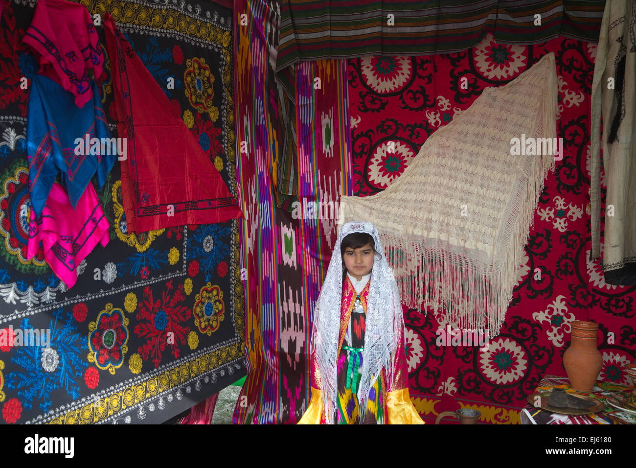 Città di Khujand, Tagikistan. 22 Marzo 2015. Decorazione tradizionale tajik casa di un residente del Tagikistan e una bambina in abiti festosi durante la celebrazione di Capodanno Nowruz nella città di Khujand, Tagikistan credito: Nikolay Vinokurov / Alamy Live News Foto Stock