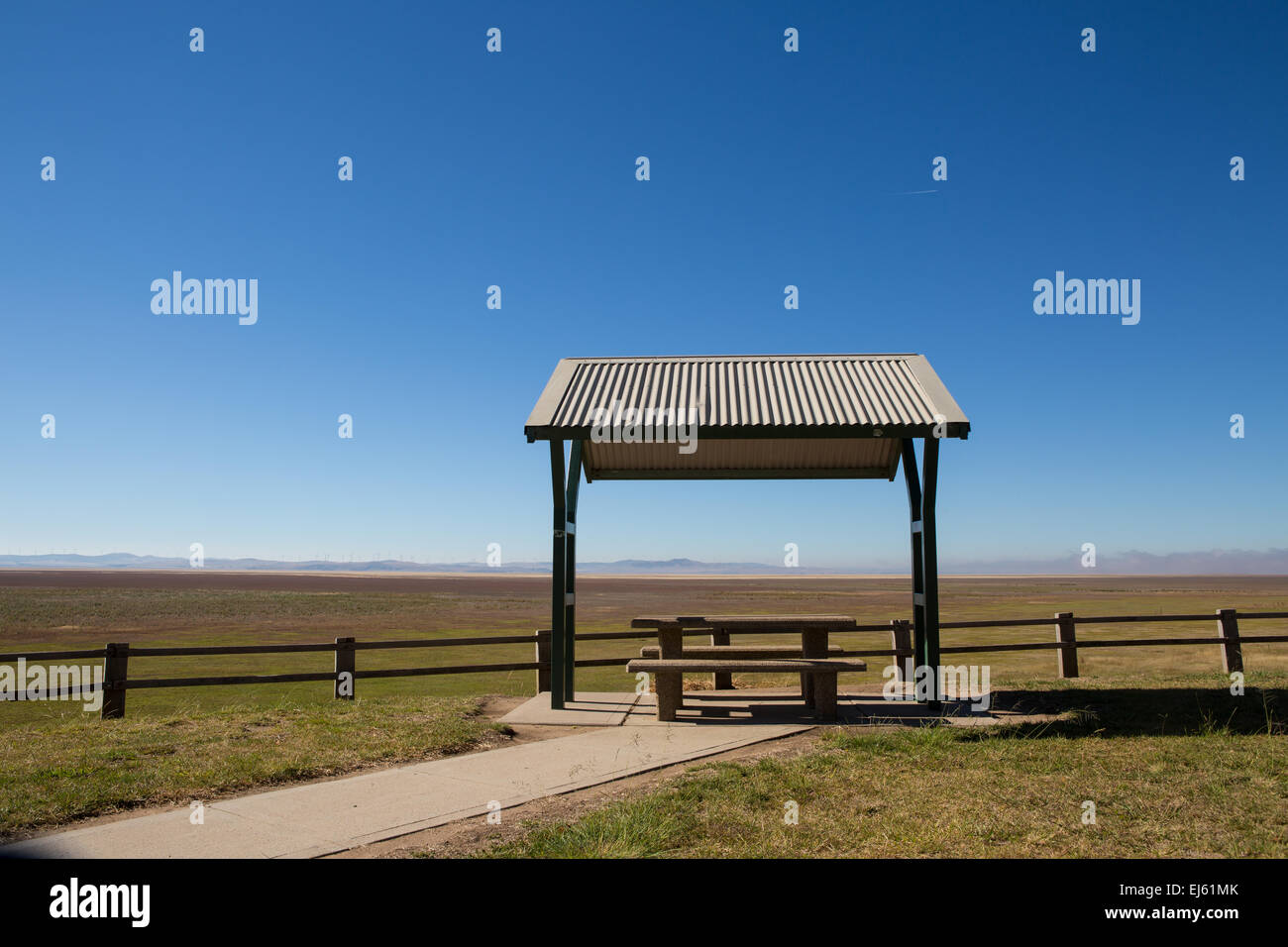 Un riparo posto picnic sulle rive del lago George, NSW, Australia Foto Stock