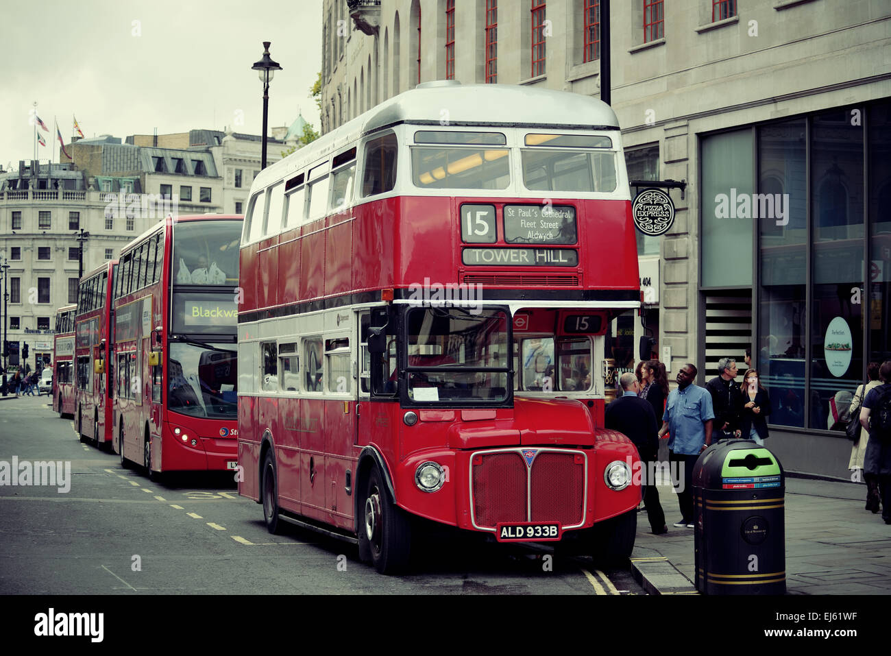 LONDON, Regno Unito - Sep 27: Vintage bus rosso in strada il 27 settembre 2013 a Londra, Regno Unito. Londra è più visitati al mondo e città Foto Stock