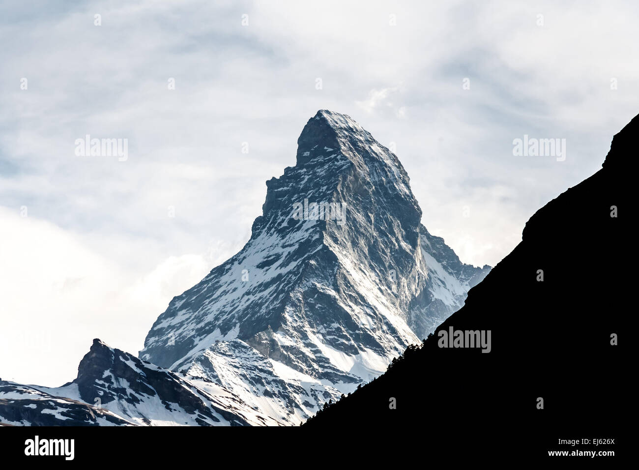 Monte Cervino, Alpi Zermatt, Svizzera con altri silhouette montagna nella parte anteriore del Cervino Foto Stock