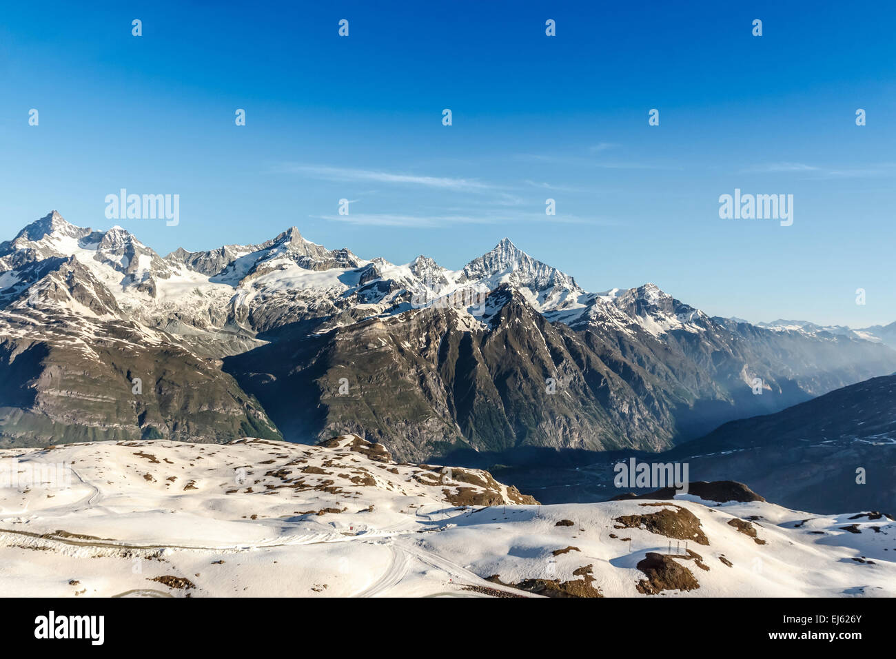 Paesaggio di montagna con cielo blu, Alpi Zermatt, Svizzera Foto Stock