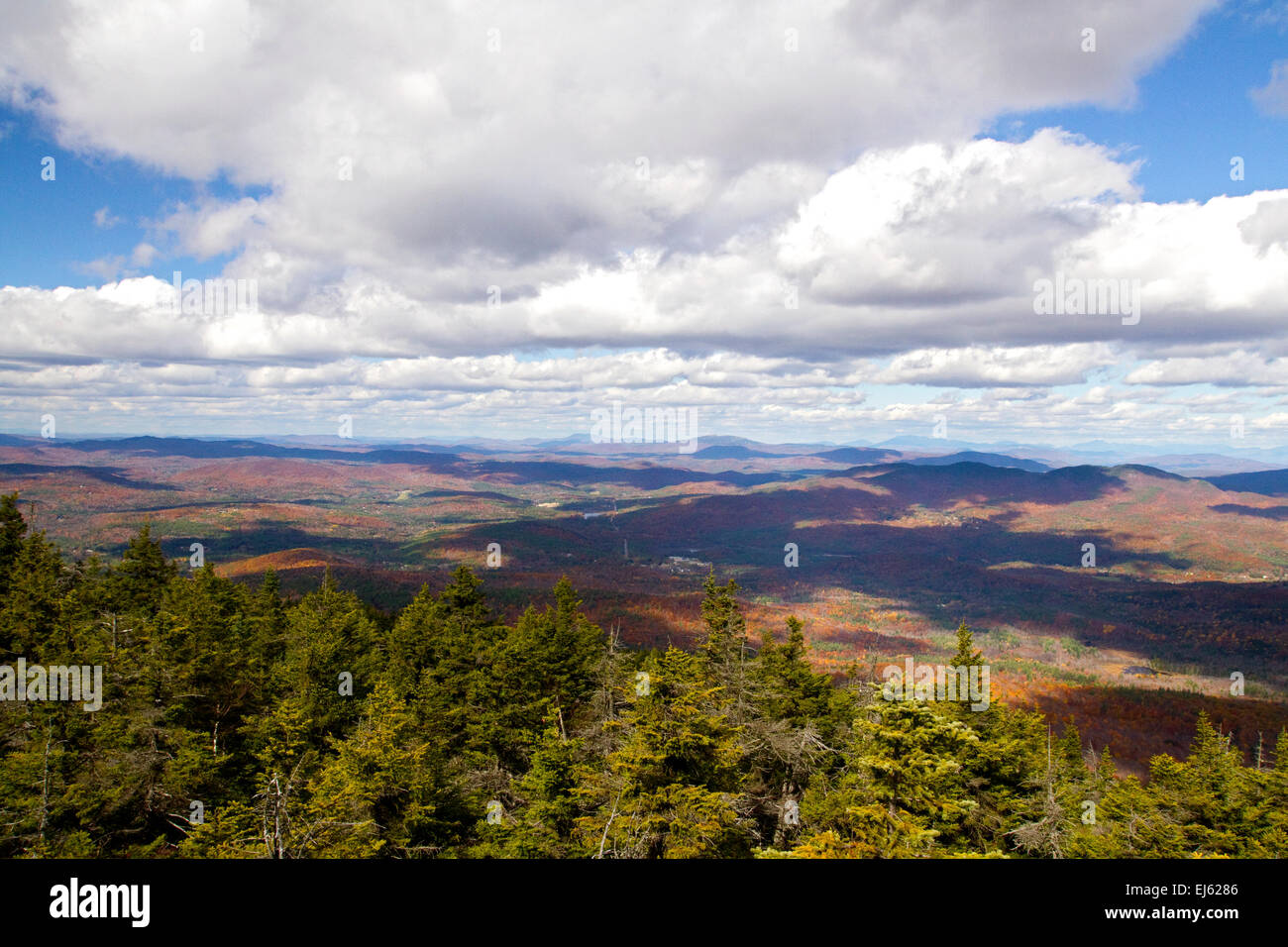 New Hampshire autunno bello e mite autunno paesaggio con la caduta delle foglie, colline, foreste e il blu del cielo. Foto Stock