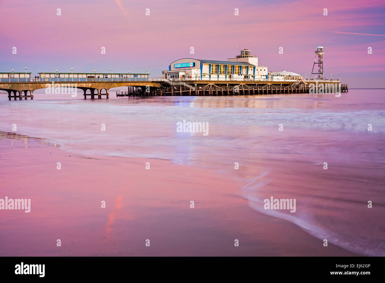 Bournemouth Pier al tramonto dalla spiaggia Inghilterra Dorset Regno Unito Europa Foto Stock