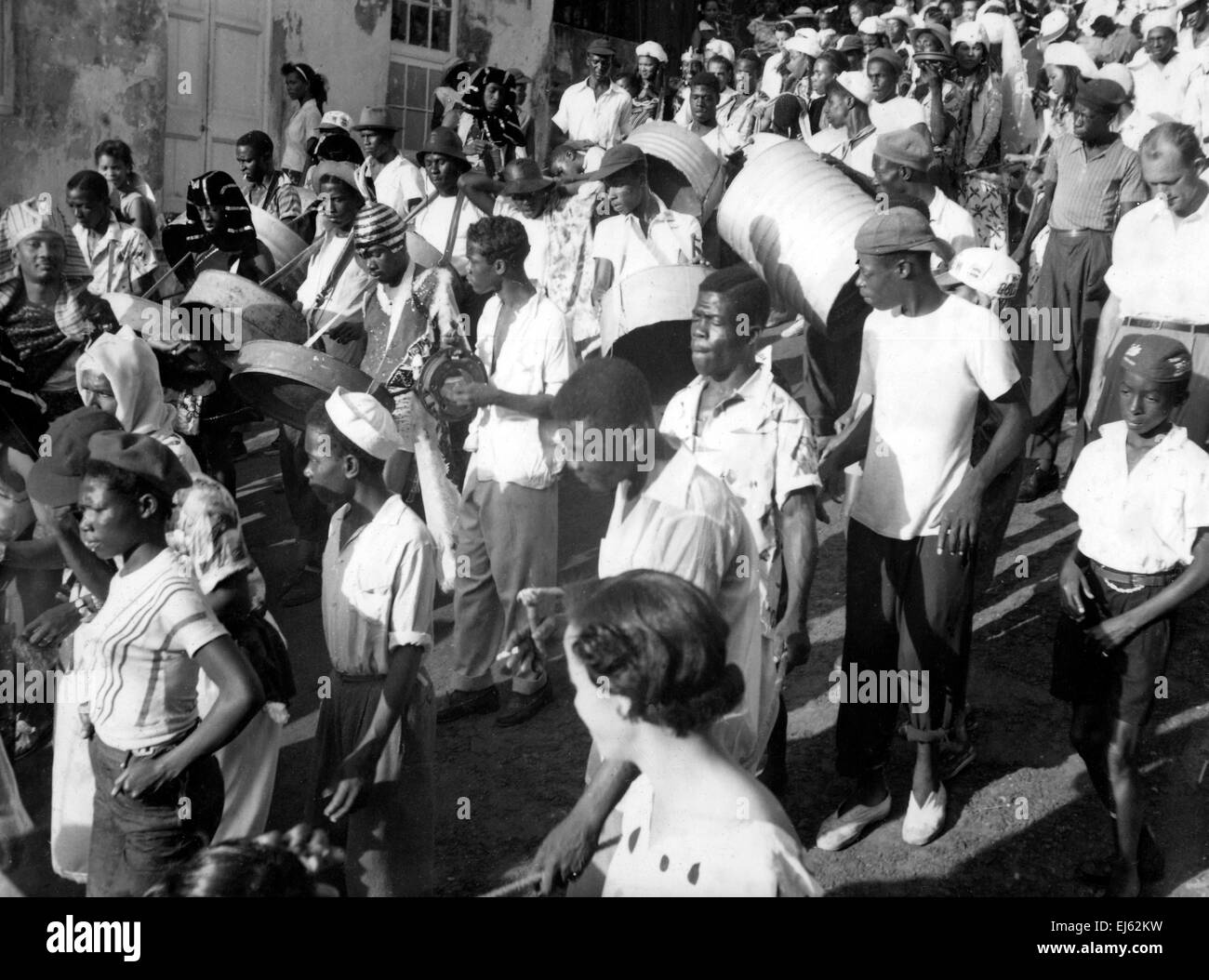 AJAXNETPHOTO. 1956. ST.GEORGES, GRENADA, WEST INDIES. - Carnevale di bande di acciaio sfilano per le strade. Foto; REG CALVERT/AJAX ©AJAX NEWS & FEATURE SERVICE/REG CALVERT collezione REF:1957 BW011 Foto Stock