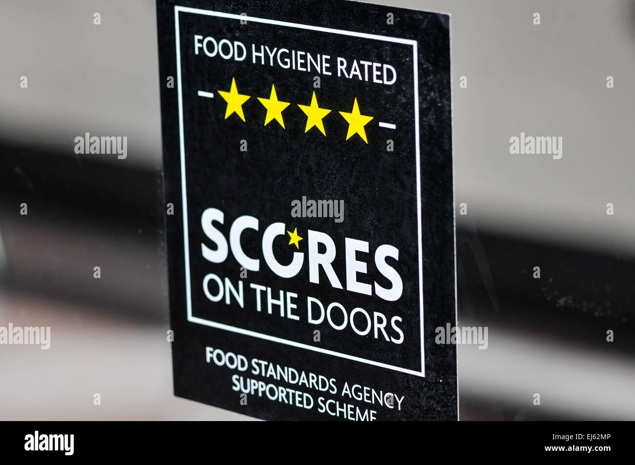 "Anime sulle porte' igiene alimentare segno di rating, con quattro stelle Foto Stock