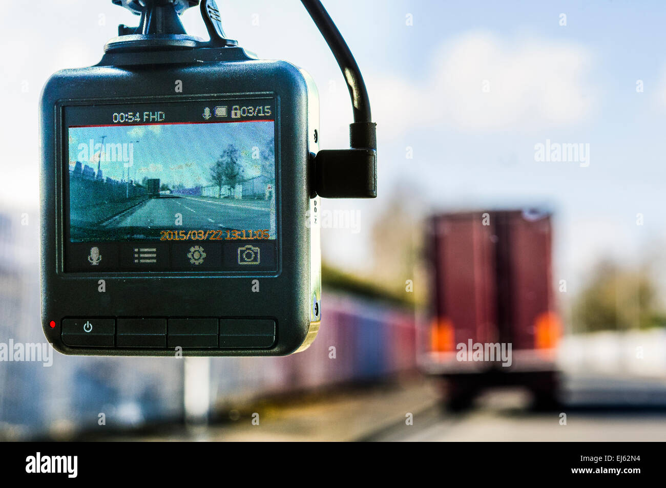 Dashcam sul parabrezza di un veicolo viaggiando dietro ad un camion Foto Stock