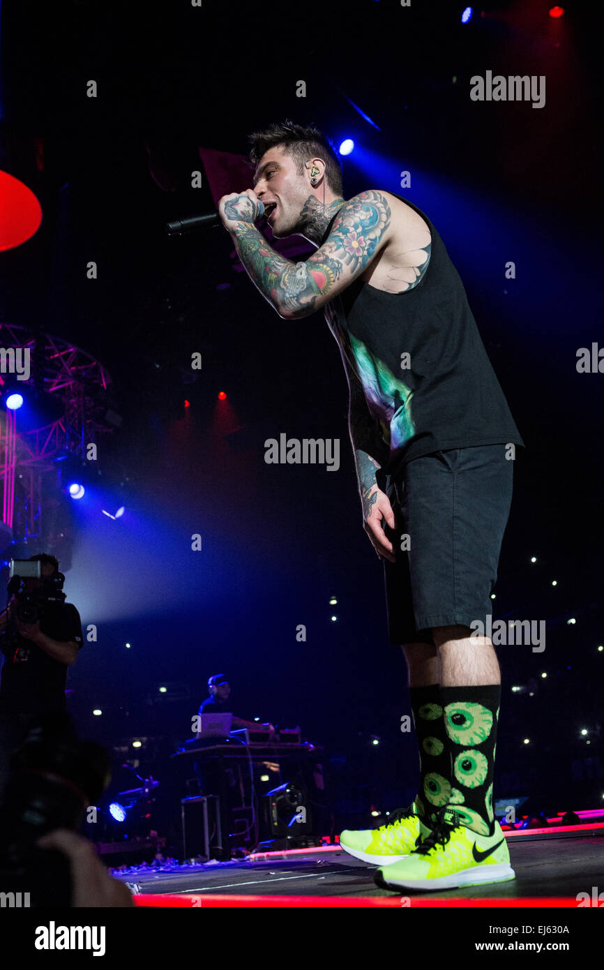 Milano, Italia. Xxi marzo, 2015. La politica italiana rapper FEDEZ esegue live al Mediolanum Forum durante il 'Pop-Hoolista Tour' Credito: Rodolfo Sassano/Alamy Live News Foto Stock