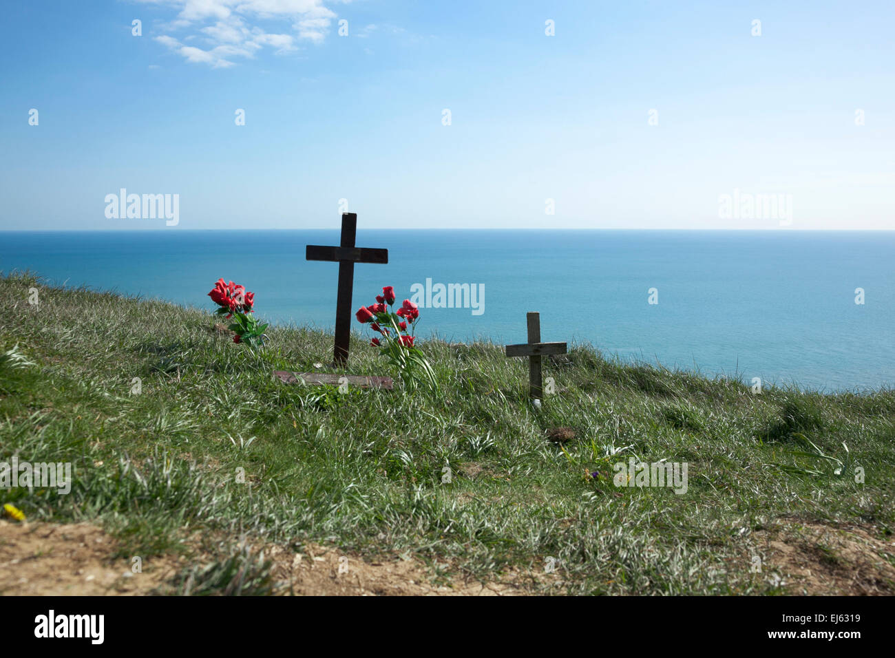 Croci e fiori prevista nel rispetto per coloro che hanno commesso suicidio a Beachy Head, Eastbourne, Inghilterra Foto Stock
