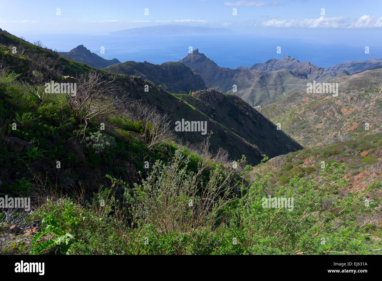 Paesaggio di montagna intorno al cottage Masca, Tenerife, nella distanza Isola La Gomera, isole Canarie, Spagna. Foto Stock