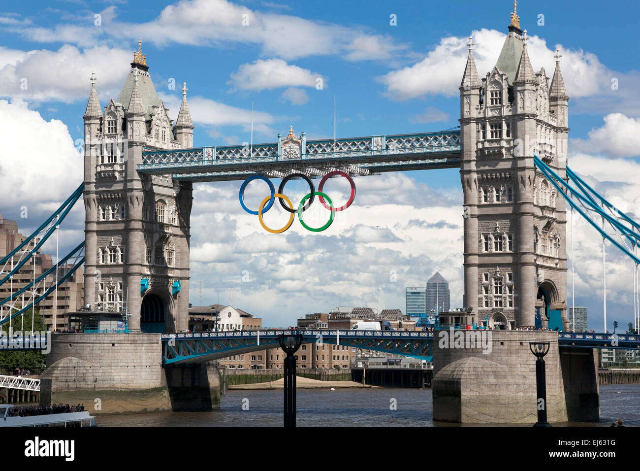 11 Luglio 2012 - Gli anelli olimpici sospesi dal gantry di il Tower Bridge di Londra per celebrare il 2012 giochi, Londra, Inghilterra Foto Stock