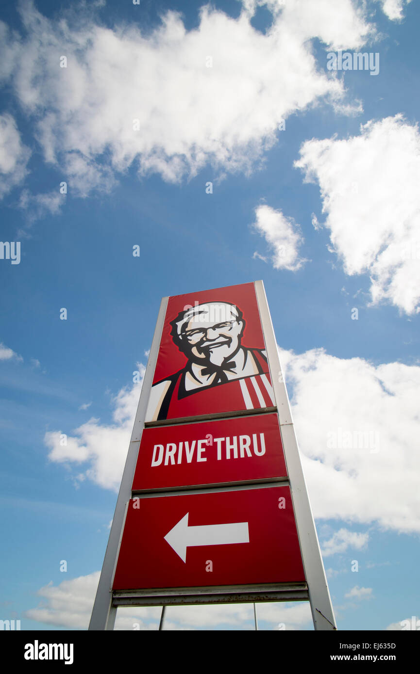 KFC drive thru restaurant sign. Il miliardo di dollari di bottega del pollo è un documentario britannico serie televisiva trasmessa su BBC One dal 18 marzo al 1 aprile 2015. Le tre parti di serie va dietro le quinte di KFC (Kentucky Fried Chicken). Foto: Alamy / Rob Wilkinson Foto Stock