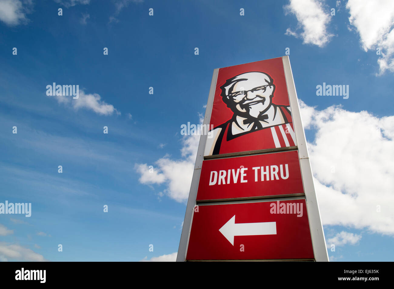 KFC drive thru restaurant sign. Il miliardo di dollari di bottega del pollo è un documentario britannico serie televisiva trasmessa su BBC One dal 18 marzo al 1 aprile 2015. Le tre parti di serie va dietro le quinte di KFC (Kentucky Fried Chicken). Foto: Alamy / Rob Wilkinson Foto Stock