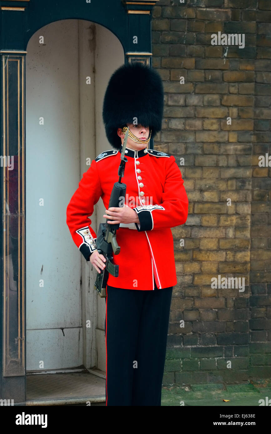LONDON, Regno Unito - Sep 27: British guardia il 27 settembre 2013 a Londra, Regno Unito. La cerimonia è una delle attrazioni principali di Londra e del Regno Unito di tradizioni militari. Foto Stock