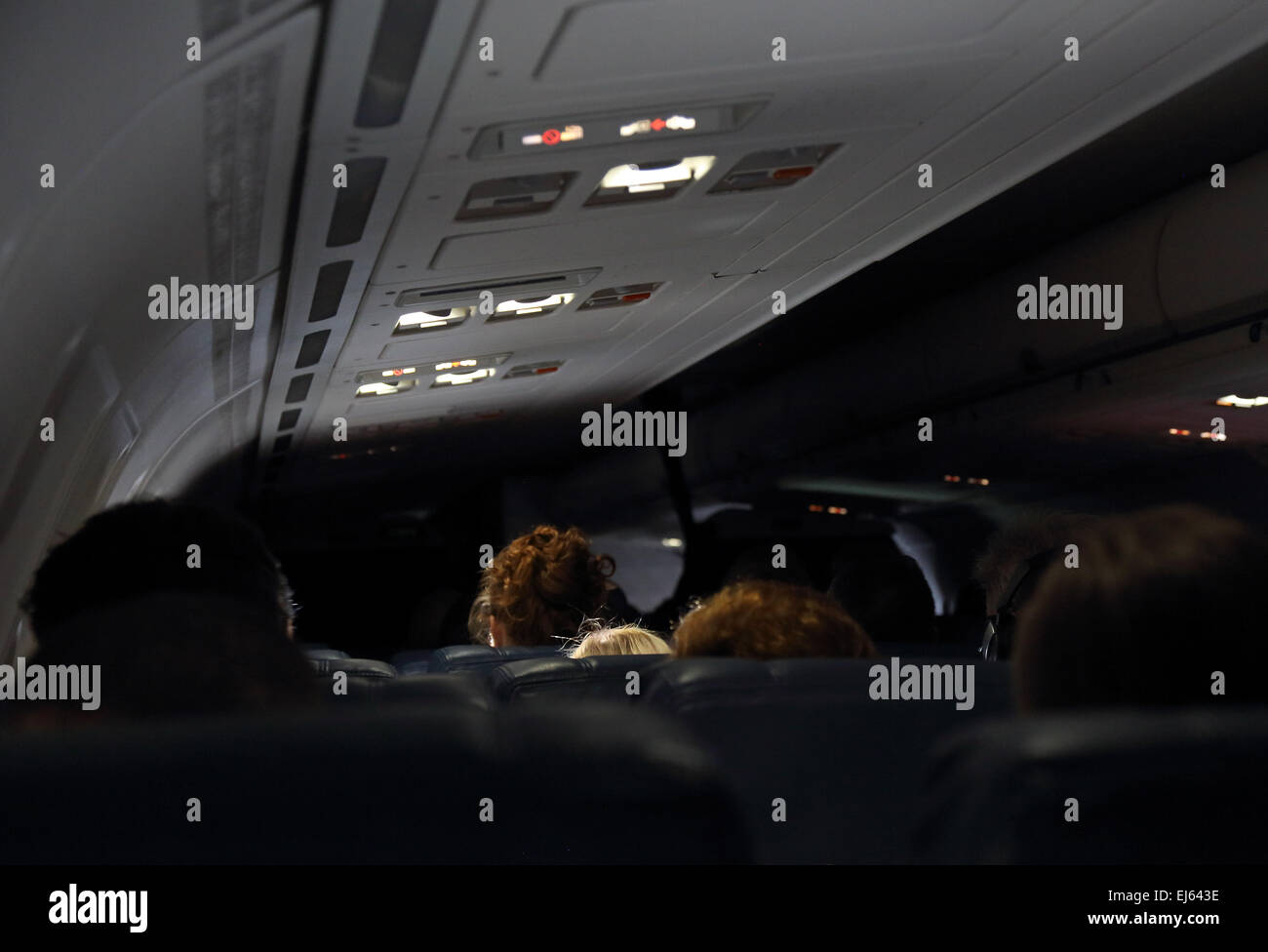 In aereo con cabina passeggeri delle compagnie aeree e oscurati luci in cabina durante il volo Foto Stock