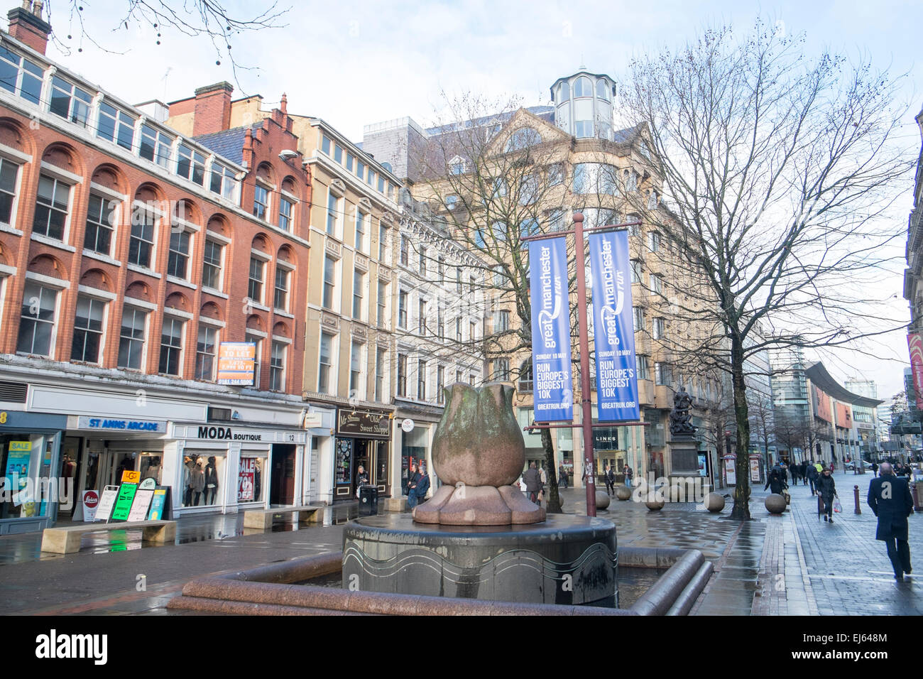 St Anns Square nel centro di Manchester, nel nord dell'Inghilterra, in Gran Bretagna Foto Stock