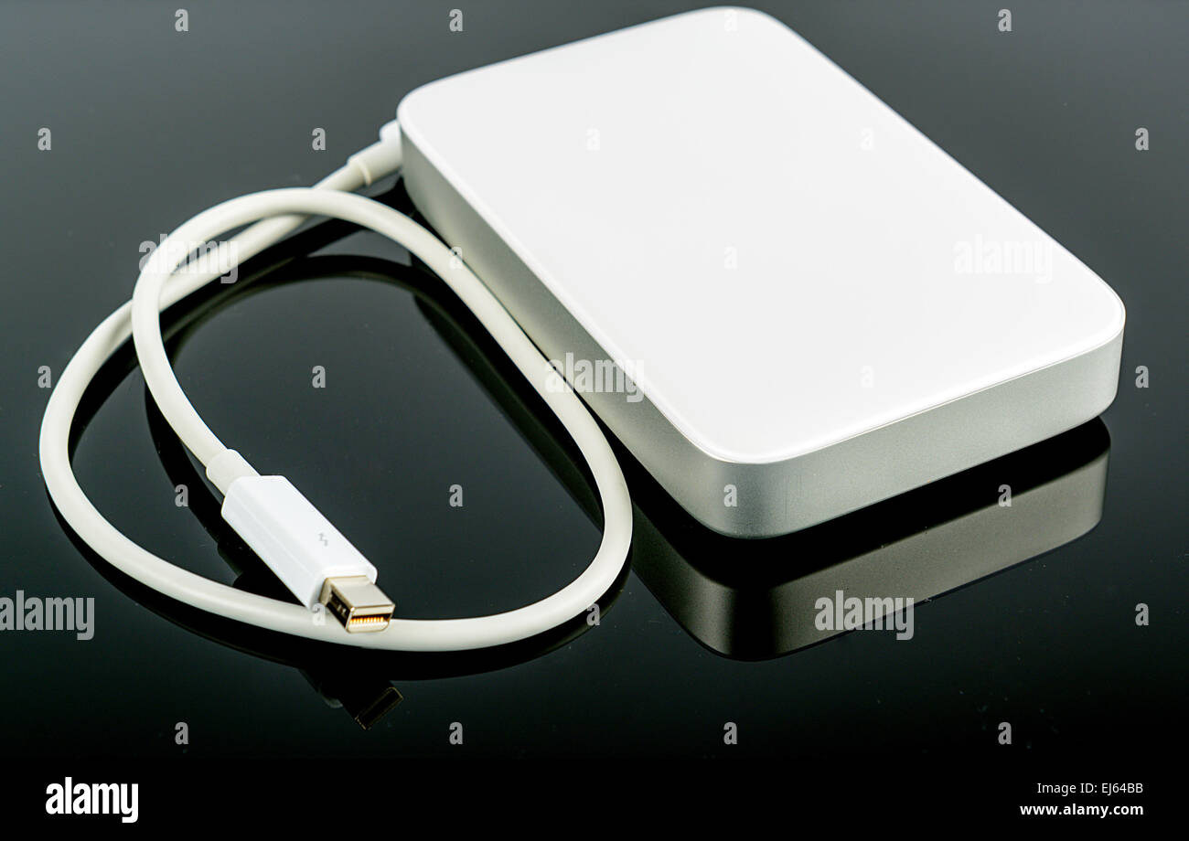 Hard disk portatile isolato su nero Foto Stock
